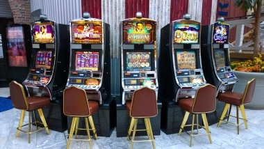 Capsa Banting card table on ova platform showing player hands and ranking display