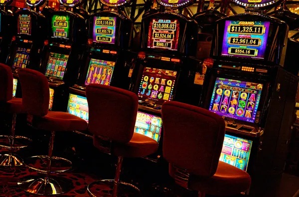 Capsa Banting table lobby showing stake levels player count and available seats